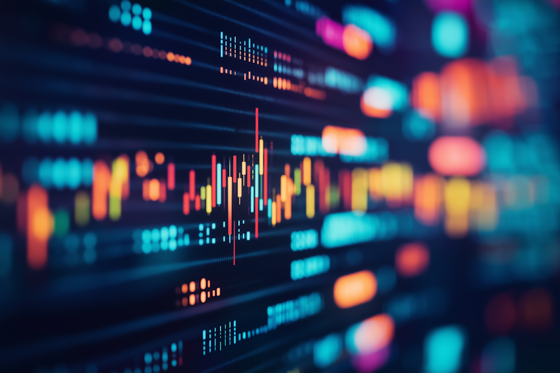 Consultor de inversiones analizando datos financieros